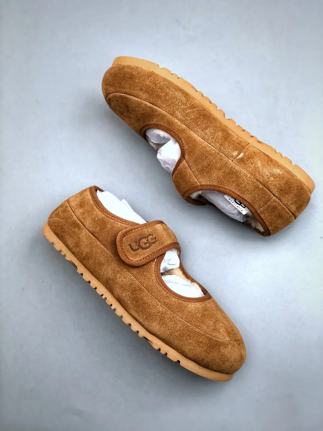 Local self-pickup 💰520 supports store release. The best-selling model on the entire network at the end of the year, UGG Mary Jane Mule slippers, 1.5CM thin sole, women's model, Xiaohongshu hot model, produced by a major foreign trade factory in Guangzhou, from toe to insole, real sheep fur, independent outer box packaging, craftsmanship, different from any version on the market, 1.5Ccm thin sole, independent original development of outsole, cashmere insole, keeping warm in winter, going out, and a very suitable choice for home use. This year uug launches a style series Partly catered to the preferences of young consumers, it has also moved to the forefront of fashion trends. Shoe body material: suede upper, 17mm UGGPURE™ implanted wool insole, lightweight non-slip and comfortable rubber outsole, with brand LOGO and trademark, with full packaging Size: 35-40
